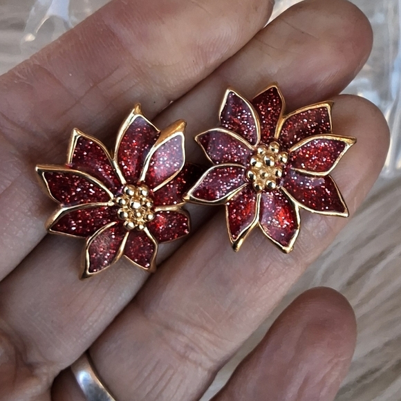 Avon Vintage Poinsetta earrings - Picture 1 of 5